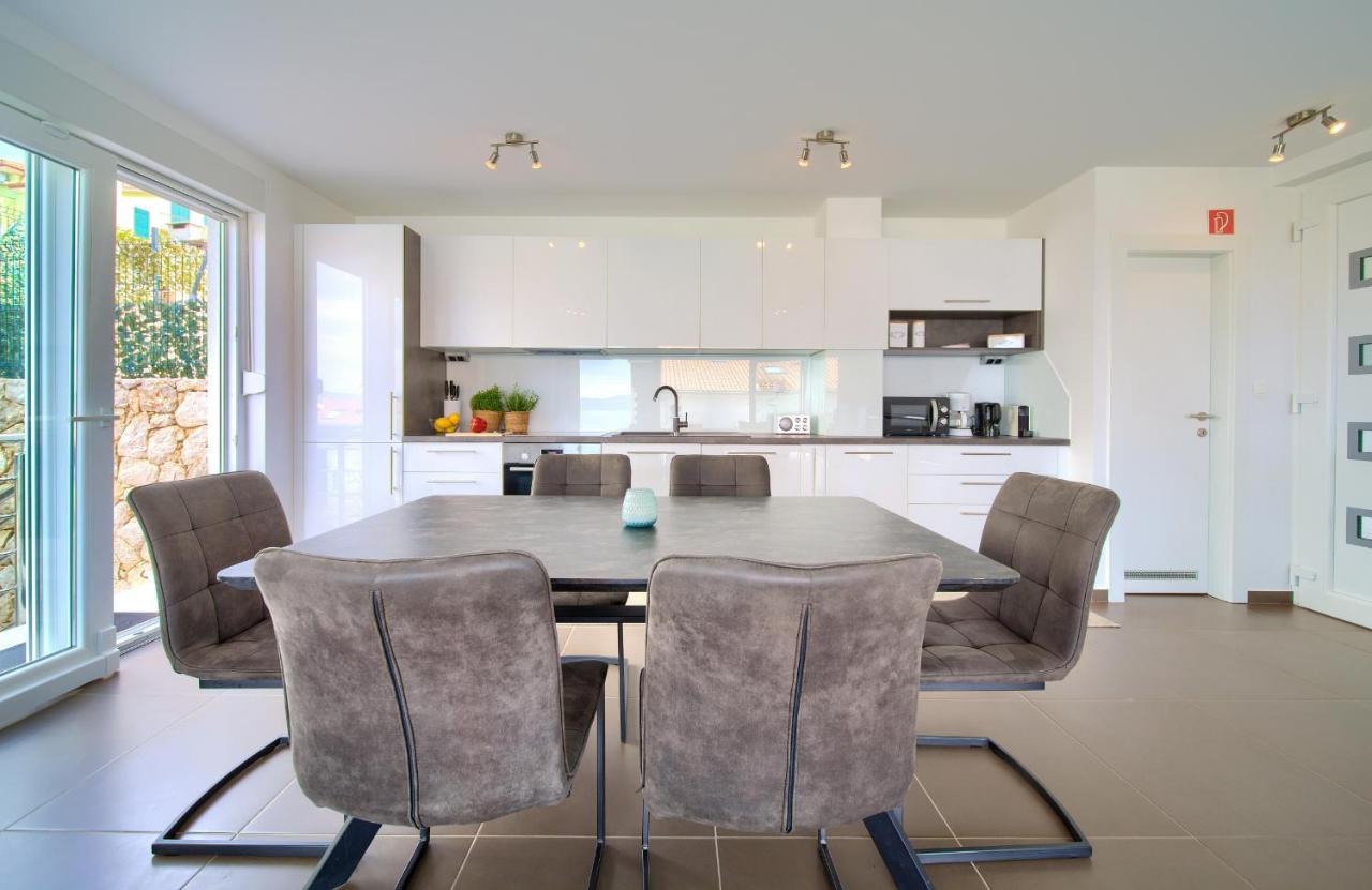 Villa Solis Lacus Modern Apartment - Private Heated Pool - Smart Tv Sky X - Free Parking Njivice Exterior foto